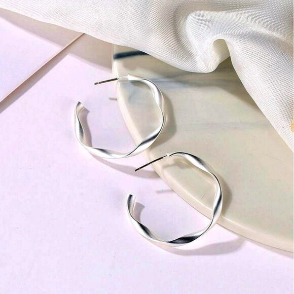 Emma Ellison Delicate Twist Hoop Minimalistic Earrings Silver Gift Packaged - Picture 4 of 10